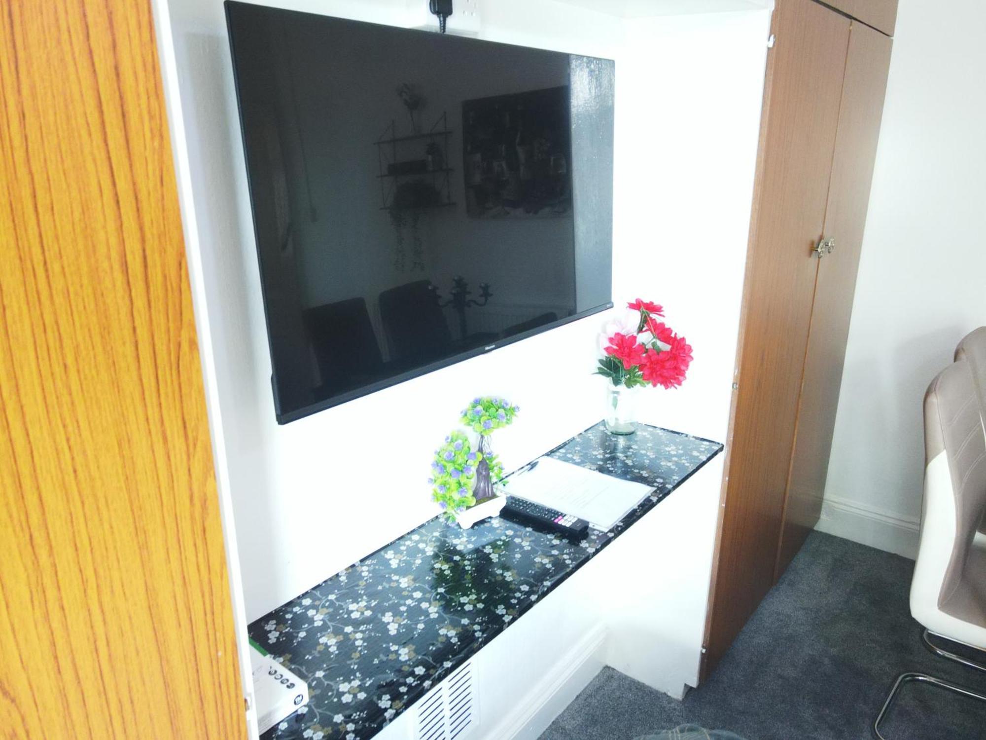 Service Accommodation 2 Bed Room Apartment In Newport South Wales Near Celtic Manor Icc Wales Exterior photo